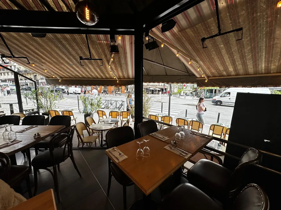 Salle et terrasse vitrée du Village Monge