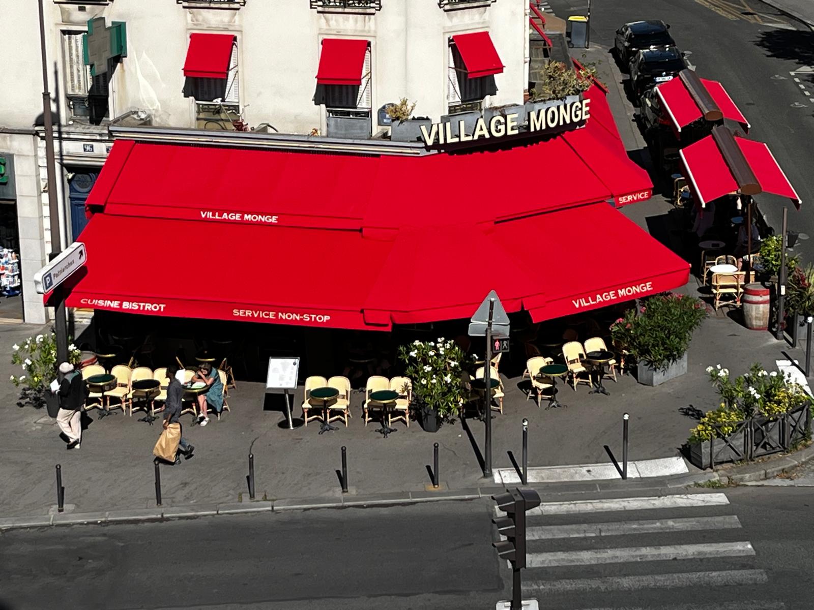 Vue aérienne de la terrasse du Village Monge, au croisement de la rue Monge